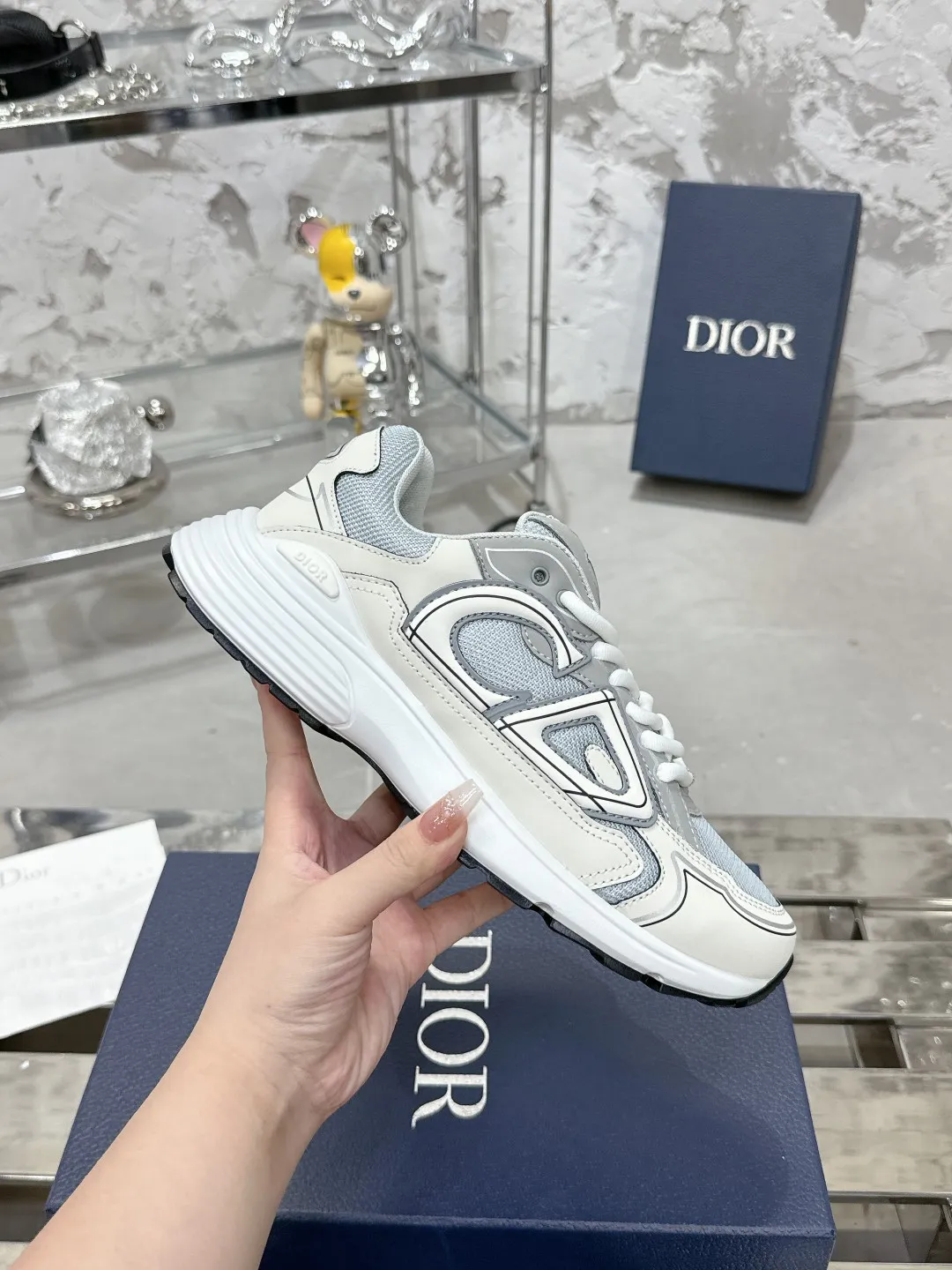 Men's men's shoes 💰600❤️❤️❤️High version Dior Dior's latest color matching B30 series reflective dad sneakers original 17380💰 purchased for development and production Brand new B30 sneakers Dad Shoes style shoes that follow the trend of the retro market The Dior logo on the tongue also indicates that this pair of shoes is the B30 model! B30 uses fine-textured leather and mesh cloth materials to form a shoe body. There are conspicuous letters CD on both sides of the shoe body to indicate identity. Many lines on the shoe body outline details to make the shoes look less monotonous and full of retro flavor. The delivery counter is exquisitely packaged🛍📦 ▪️Fabric: Original customized technical fabric + mesh ▪️Inner lining: Customized breathable lining ▪️Outsole: Original molded IP foam + TPU outsole ▪️Sole thickness: 3.5CM ▪️Size: Women’s size 35-40 / Men’s size 39-46